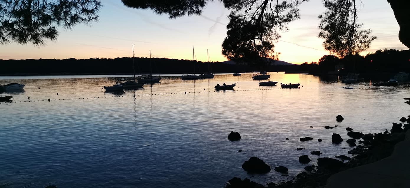 Kamperom na more u vreme Corone, otok Cres, Hrvatska